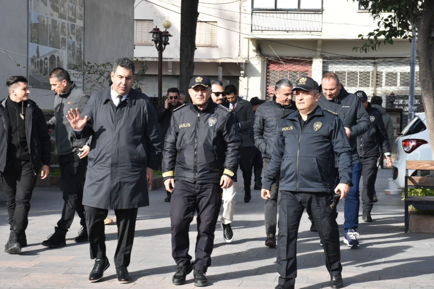 İzmir İl Emniyet Müdürü Celal Sel, Menemen'de denetimler yaptı