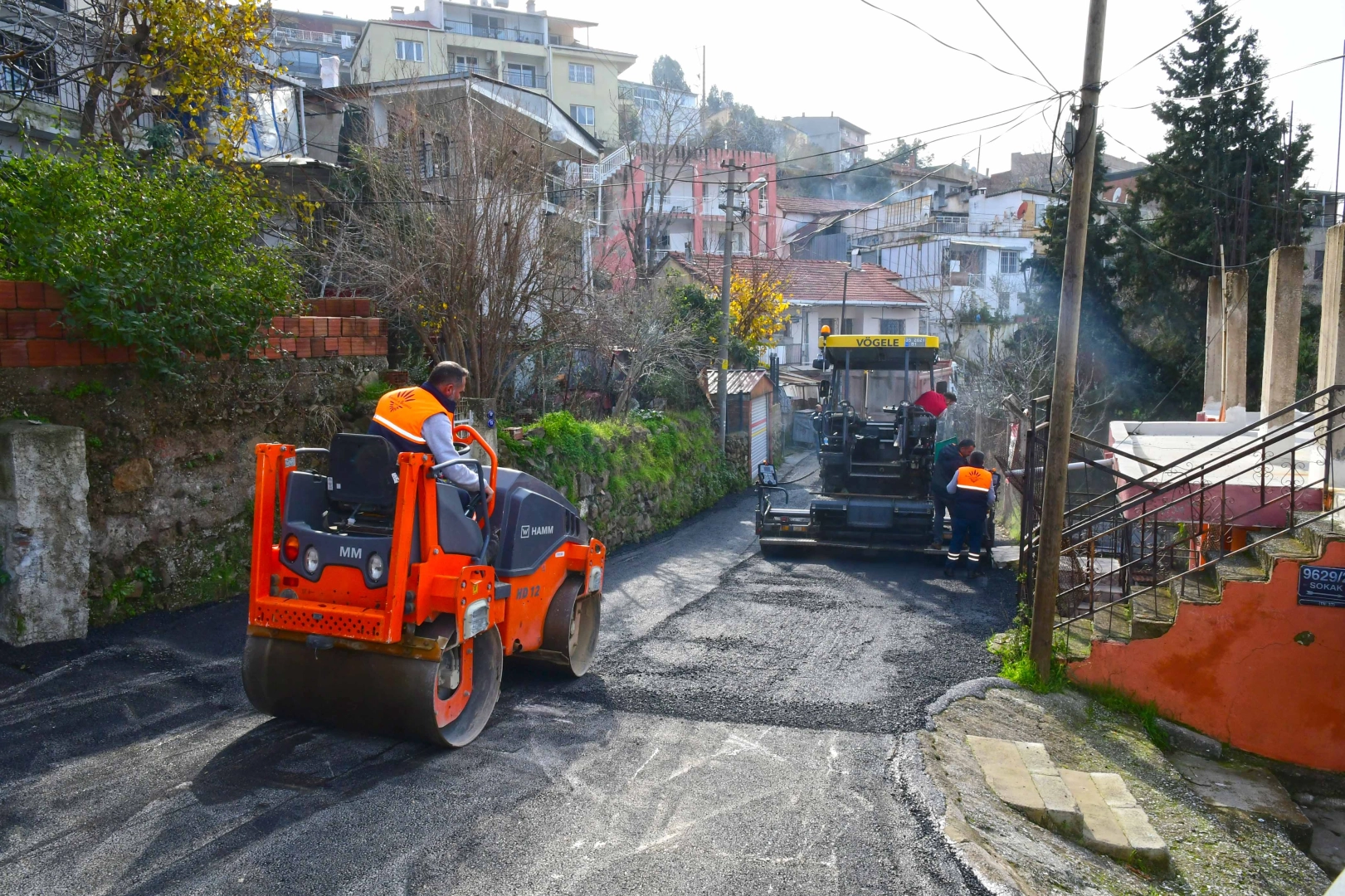 Karabağlar'da 20 bin tondan fazla asfalt serildi haberinin görseli