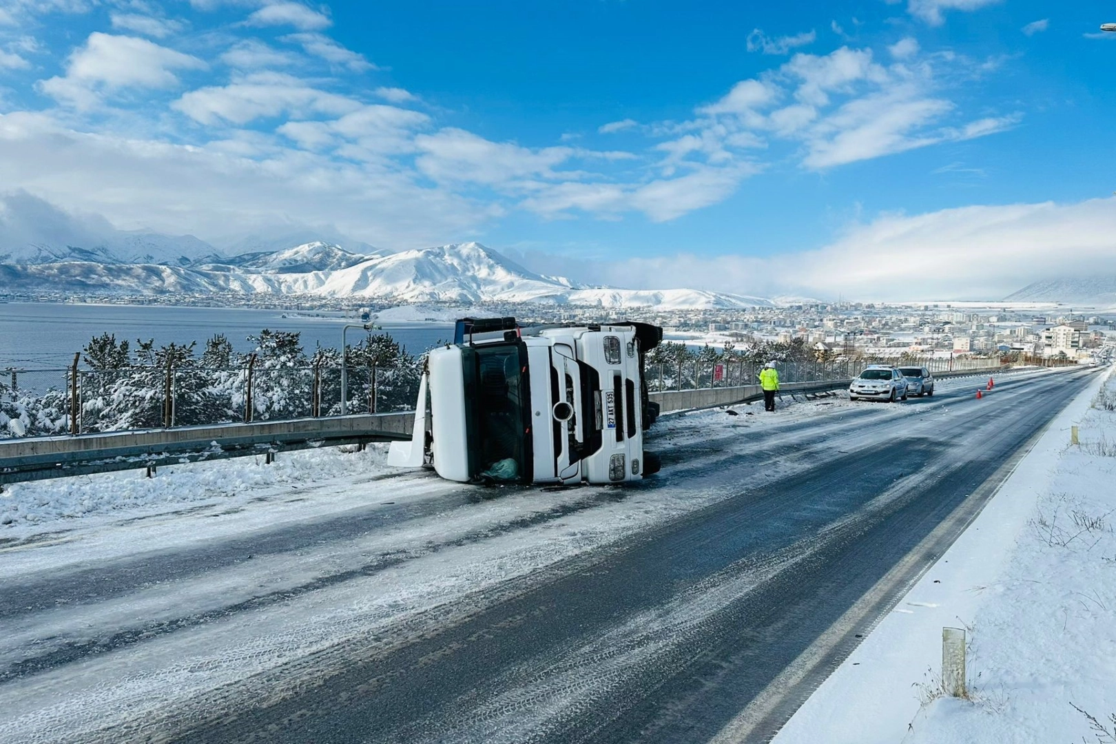 Bitlis'te tır devrildi: 3 kişi yaralı