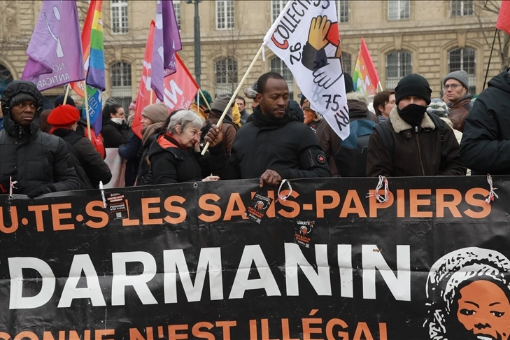 Paris'te hükümetin tartışmalı göç yasasına protesto haberinin görseli