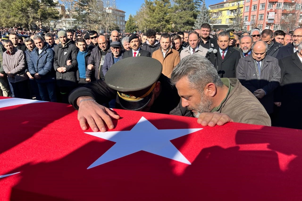 Türkiye şehitlerini uğurluyor haberinin görseli