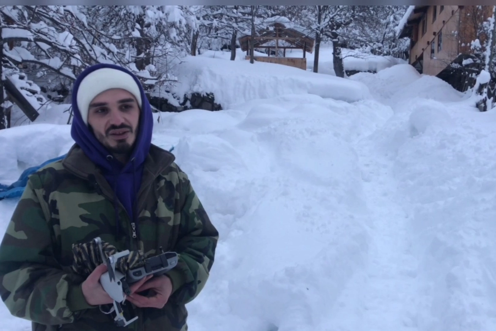 Yollar kapalı olunca dronla alışveriş yaptı