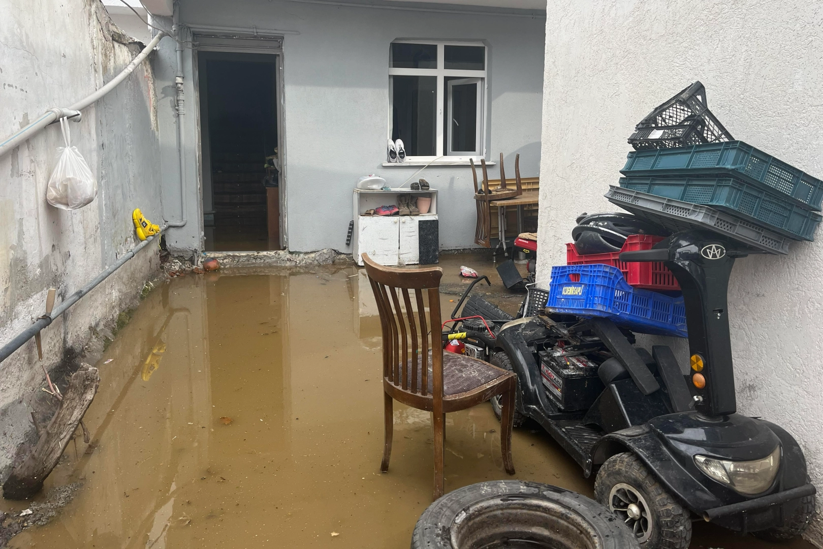 İstanbul’da rögar kapağı patladı: İki evi su bastı