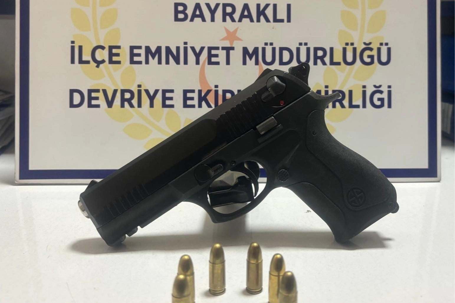 İzmir haber: Sokak ortasında rastgele ateş eden kişi polis tarafından yakalandı haberinin görseli