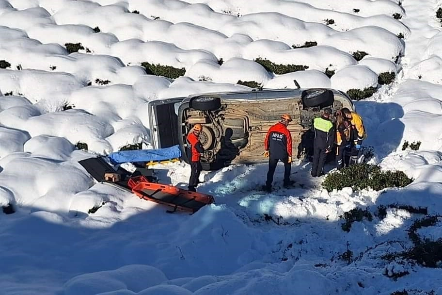 Rize’de feci kaza: Buzda kayan otomobil çay bahçesine uçtu haberinin görseli