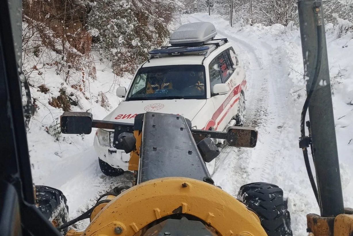 Sinop’ta karla kaplı yolun ardındaki hastaya müdahale