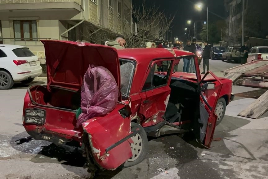Sivas'ta otomobiller çarpıştı: 1'i ağır 5 yaralı haberinin görseli