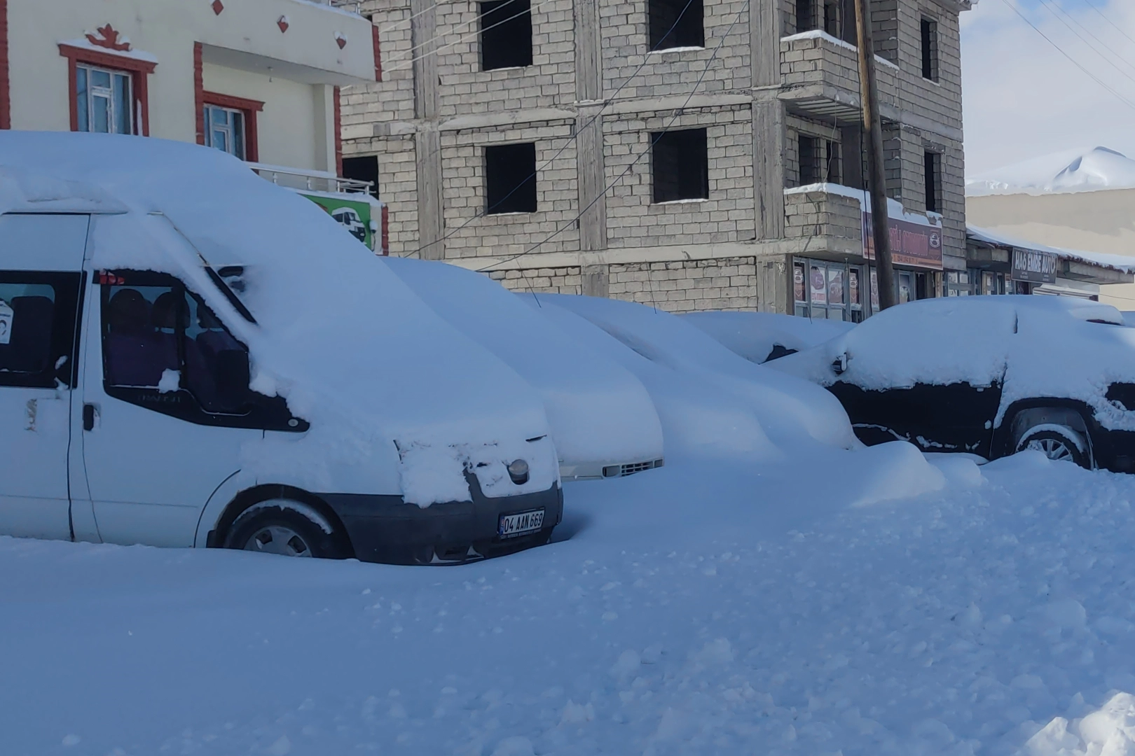 Van’da araçlar kara gömüldü haberinin görseli