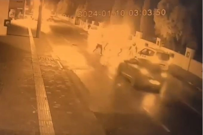 Antalya'da dur ihtarına uymadığı polisi metrelerce savurdu haberinin görseli