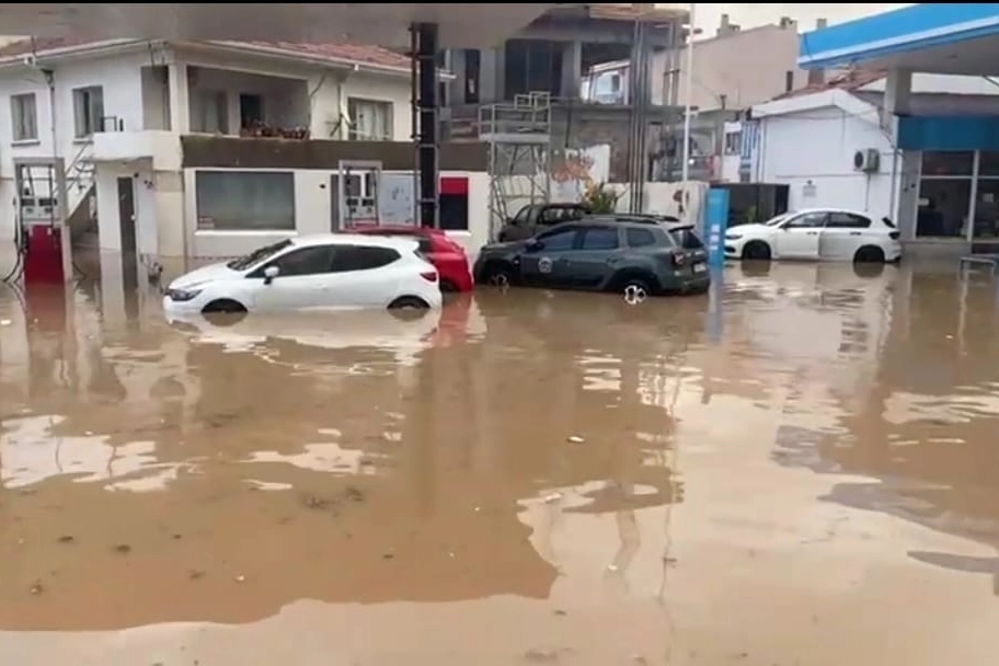 İzmir'de sağanak: Yollar göle döndü, araçlar suya gömüldü