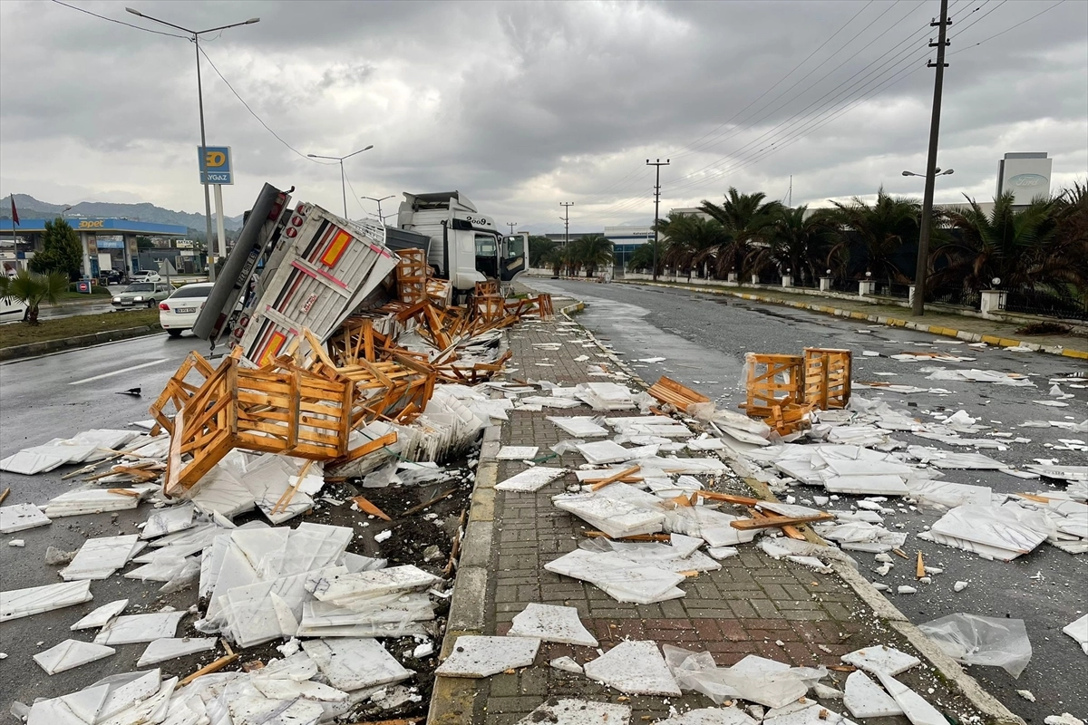 Aydın'da kaza: Mermer yüklü tır devrildi