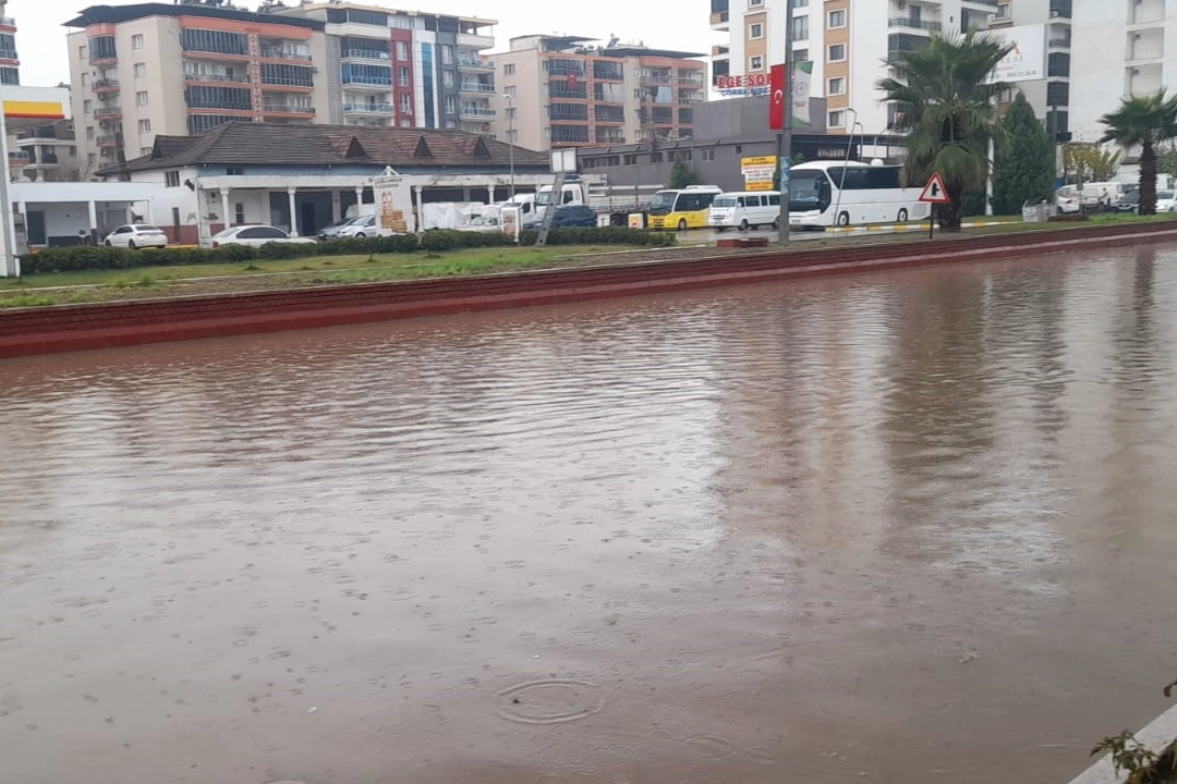 Aydın’da sağanak yağış yol kapattı