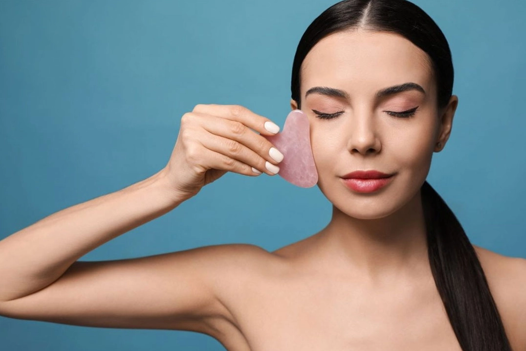 Cilt bakımında ön plana çıkan Gua Sha taşı ne işe yarar? Gua Sha taşı nasıl kullanılır?