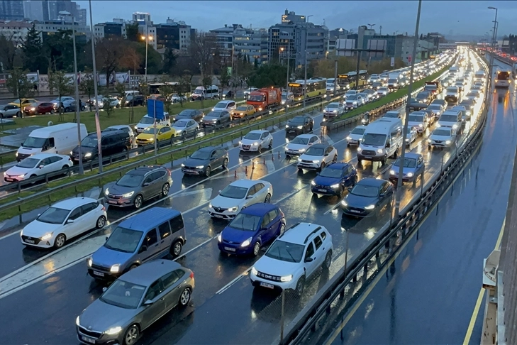 İstanbul'da yağışlı hava trafiğe vurdu... Sabah saatlerinde kuyruklar oluştu