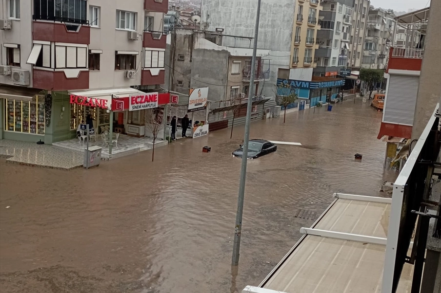 İzmir haber: Dikili ve Bergama ilçelerinde dere taşkını