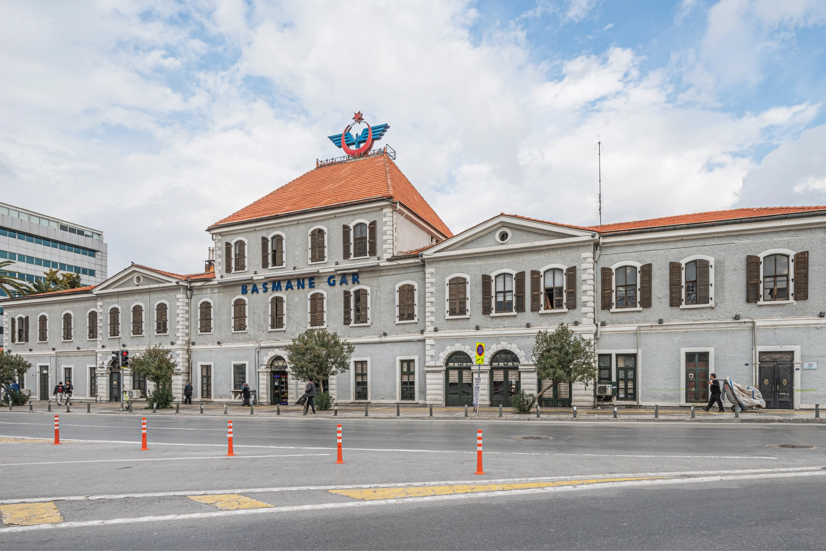 İzmir’in en işlek tren garlarından biri olan Basmane Gar nerede? İzmir’den hangi illere hızlı tren var?