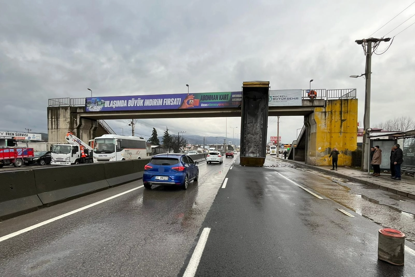 Kocaeli'de kamyonun damperi üst geçitte asılı kaldı