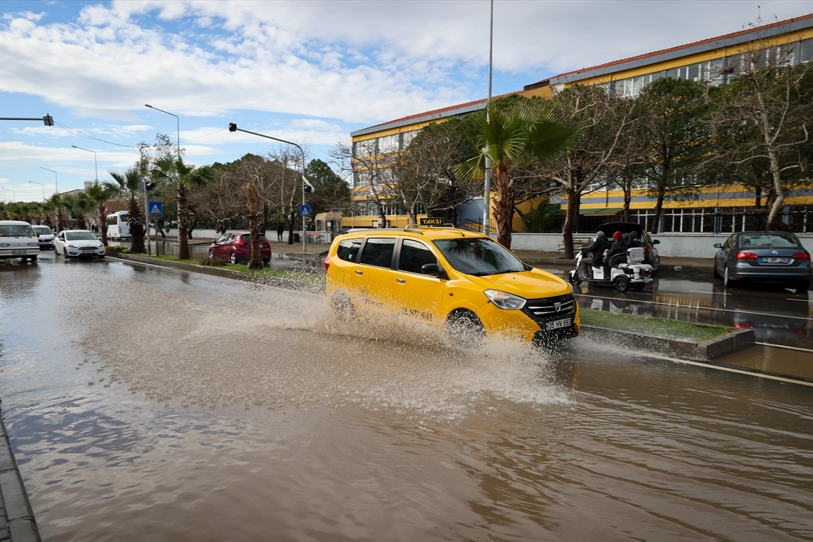 İzmir'de sağanak sonrası dere taşkınları yaşandı