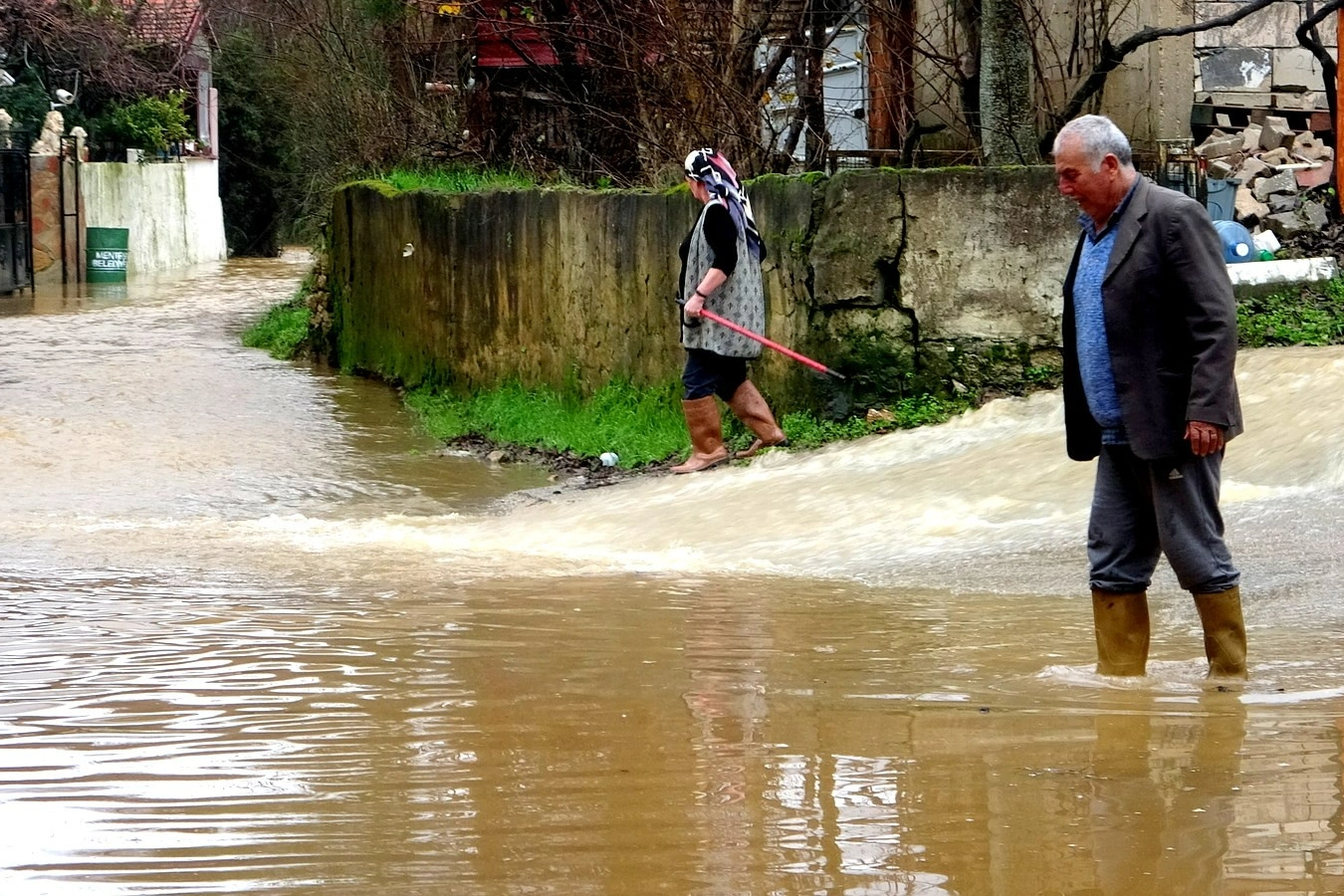 Muğla'da şiddetli yağış sonrası sokaklar göle döndü