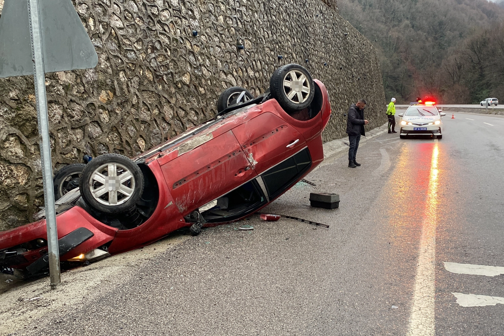 Zonguldak’ta kaza: Kontrolden çıkan otomobil takla attı