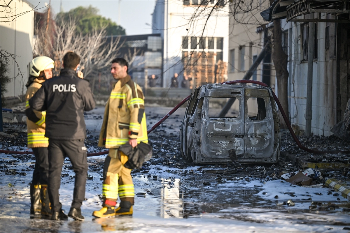 İzmir'de kozmetik ürünleri deposunda yangın: Ölü ve yaralılar var