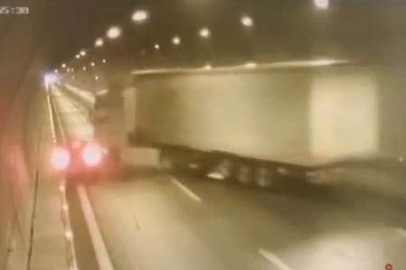 Otobanda feci kaza: 2 kişi yaralandı haberinin görseli