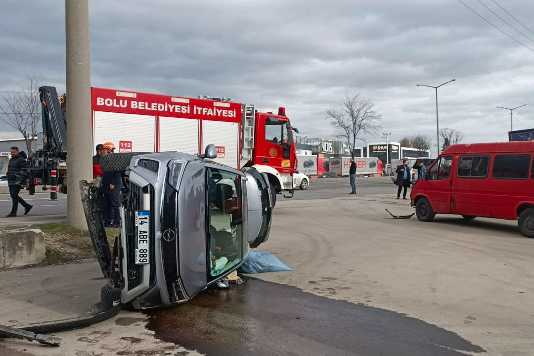 Bolu’da kaza: Minibüsle çarpışan otomobil yan yattı haberinin görseli