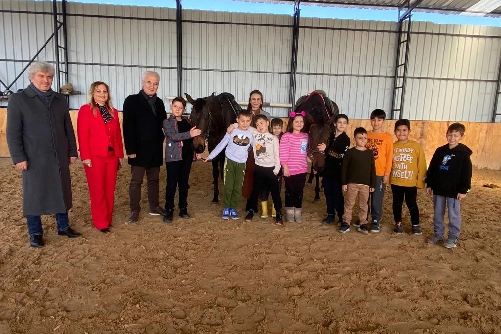 Gaziemir’de minik öğrenciler atlarla tanıştı haberinin görseli