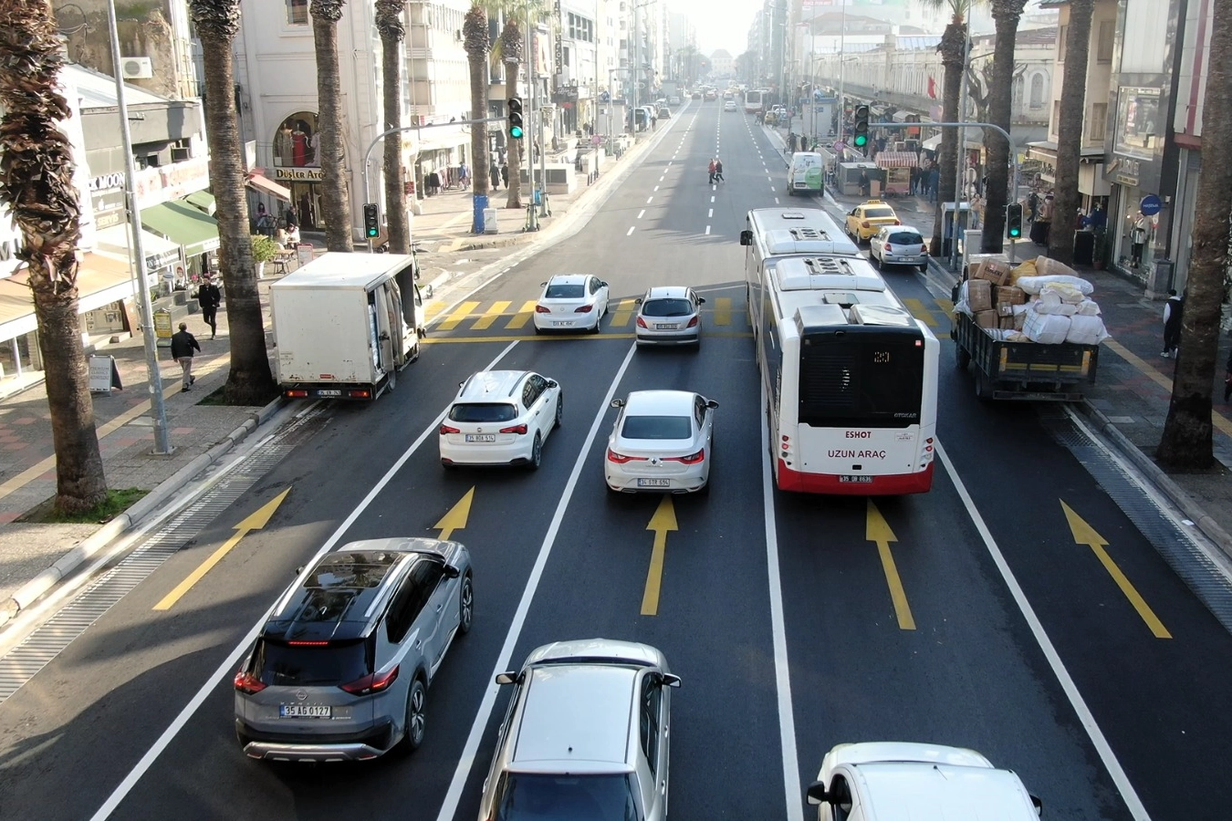 İzmir'in sokakları yenileniyor