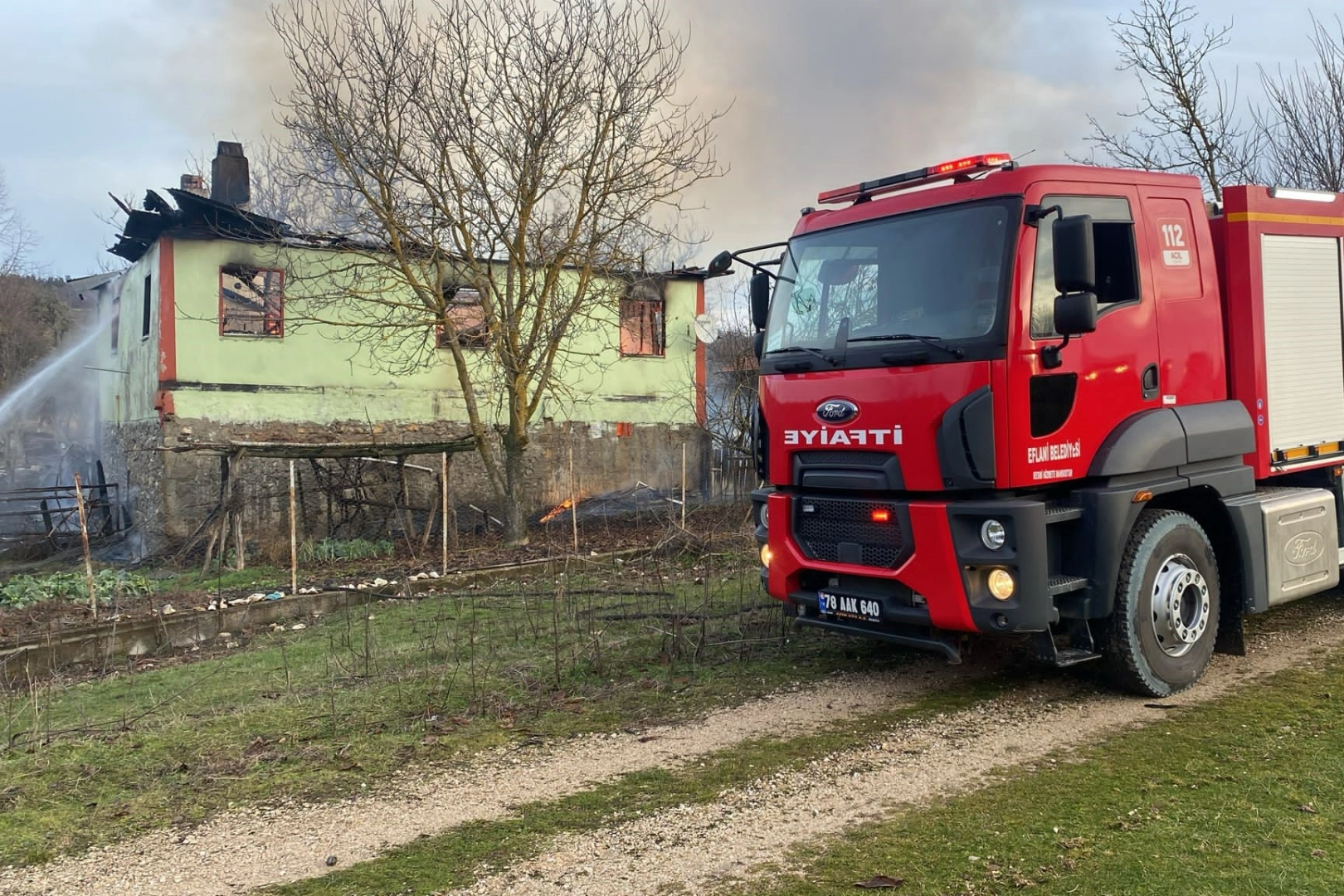 Karabük’te yangın: 2 katlı ev tamamen yandı haberinin görseli