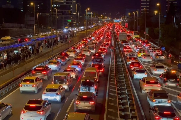 İstanbul'da mesai çıkışı trafik yoğunluğu