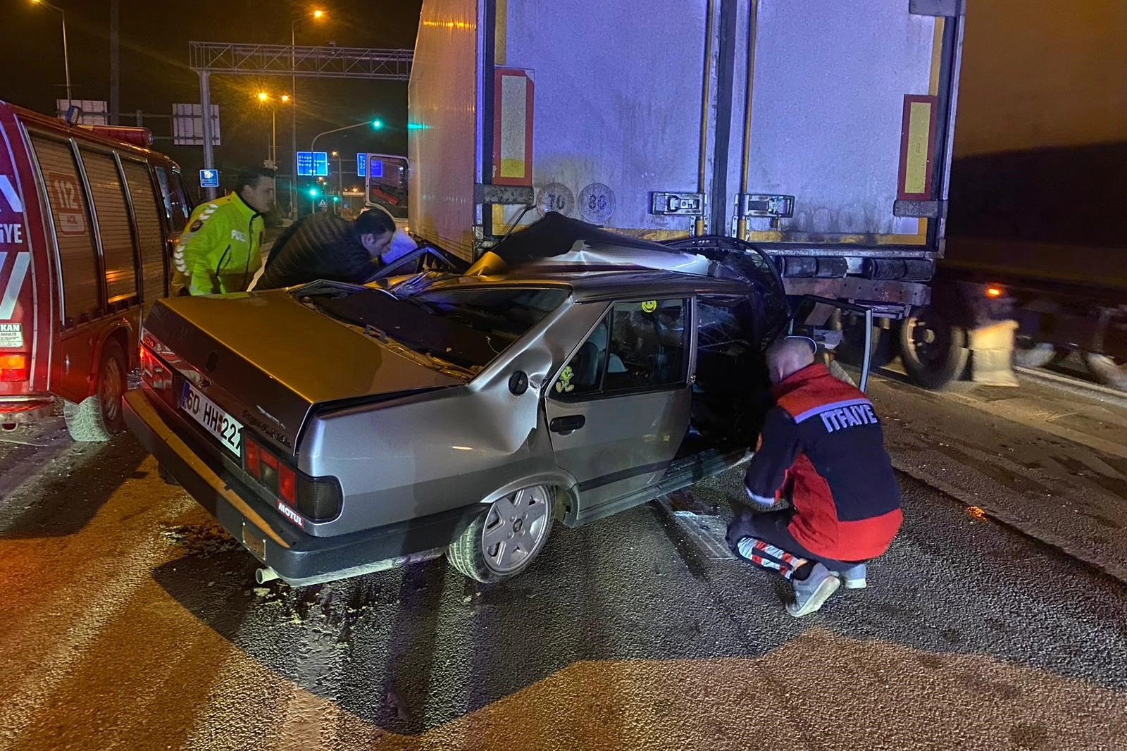 Tokat'ta feci kaza: Otomobil tıra saplandı