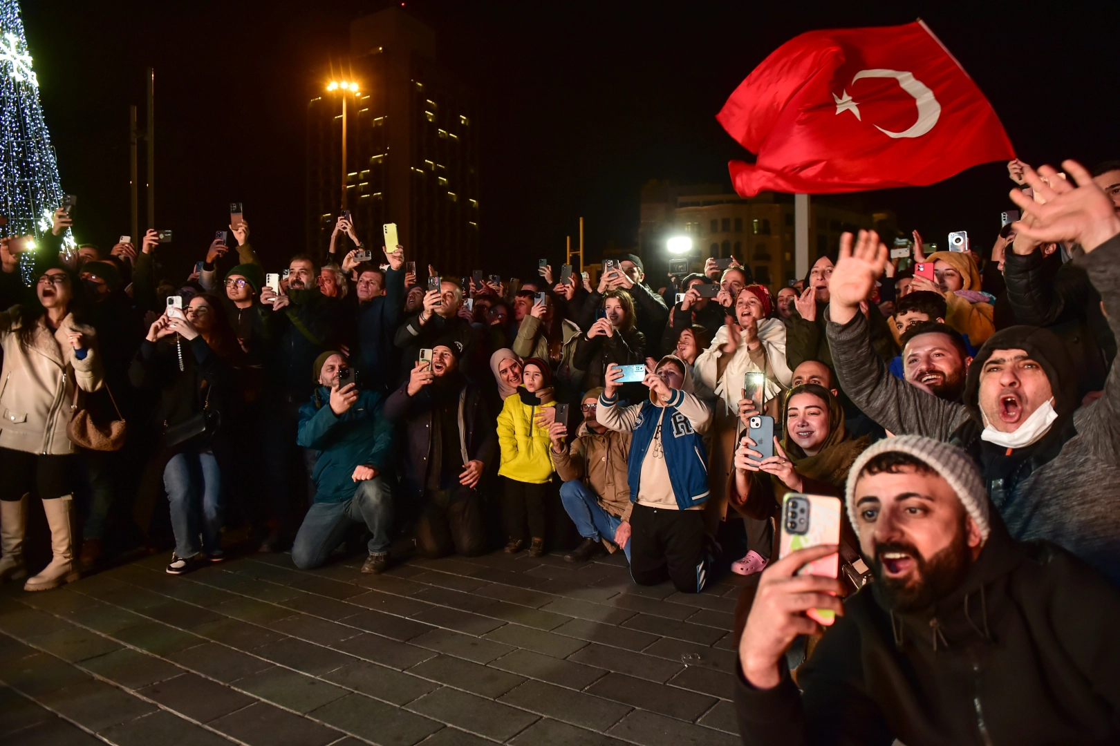 Alper Gezeravcı'nın uzay yolculuğu Türkiye’yi ekran başına kitledi haberinin görseli