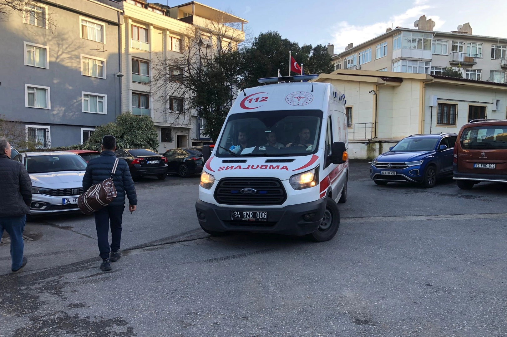 Üsküdar'da taş duvar çöktü: Yaralılar var! haberinin görseli