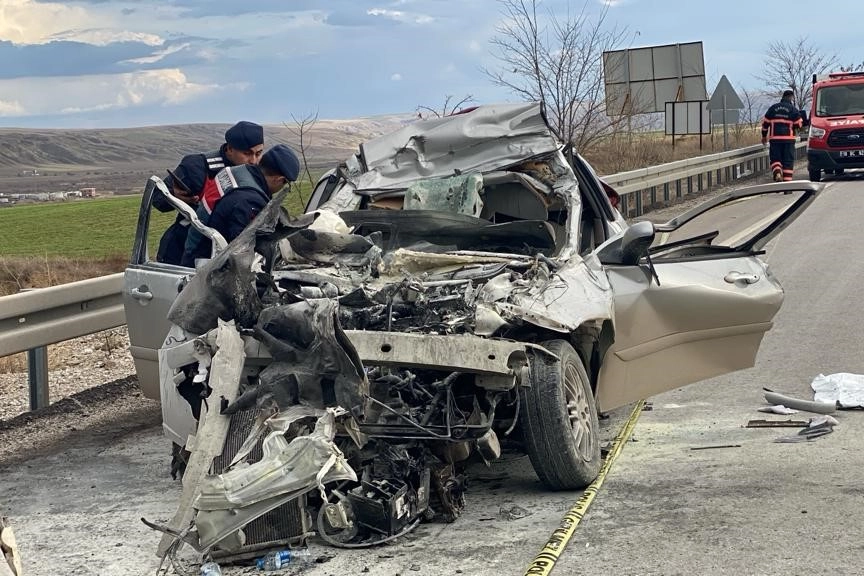 Çankırı'da kaza: Kamyona çarpan otomobil hurdaya döndü haberinin görseli