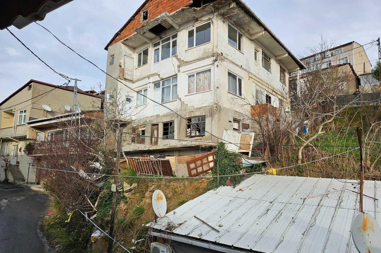 Çöp atmaya bile korkuyorlar! 50 yıllık harabe bina yıkılma tehlikesi altında haberinin görseli