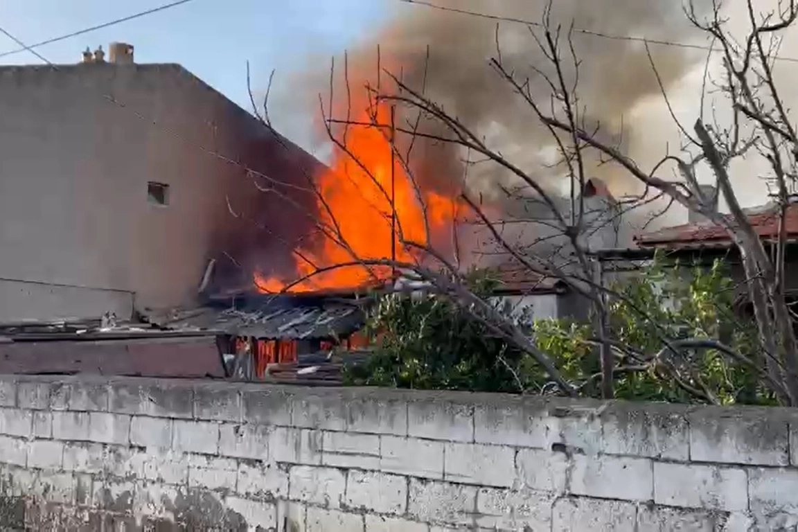 İzmir haber: Müstakil evde yangın haberinin görseli