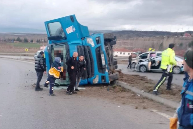 Kargo araçlarının karıştığı iki ayrı kazada 1 kişi hayatını kaybetti haberinin görseli