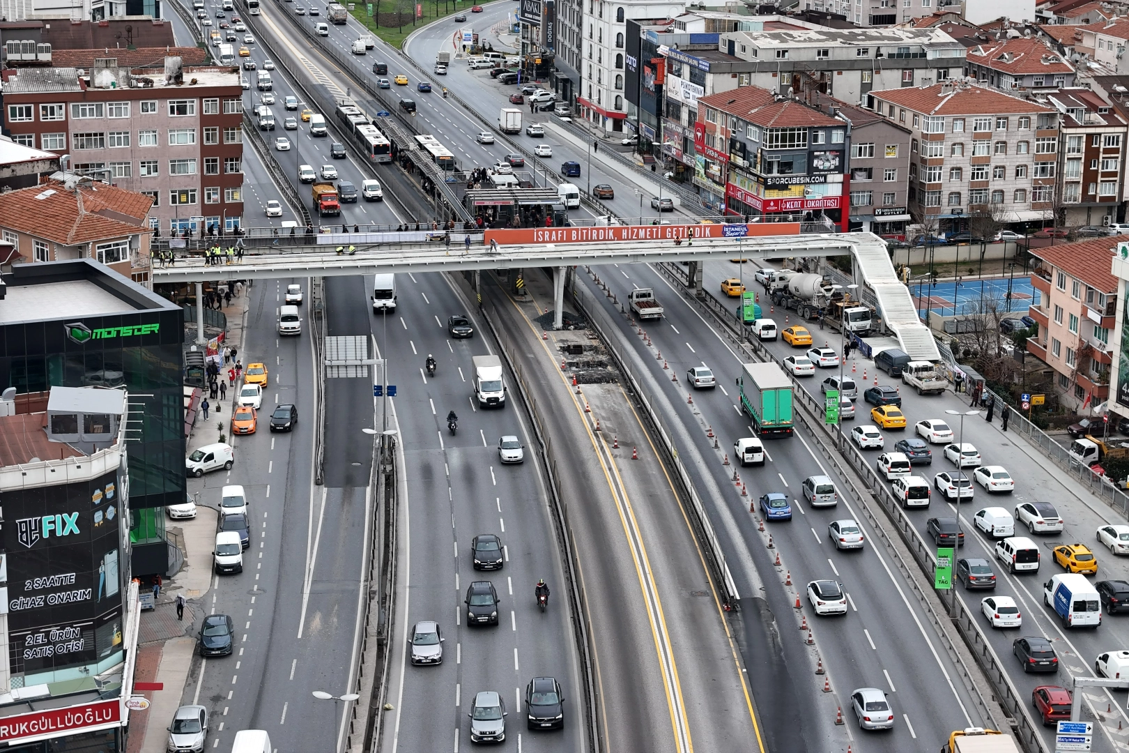 Metrobüs durağı çalışması kabusa döndü: Vatandaşlar tepkili