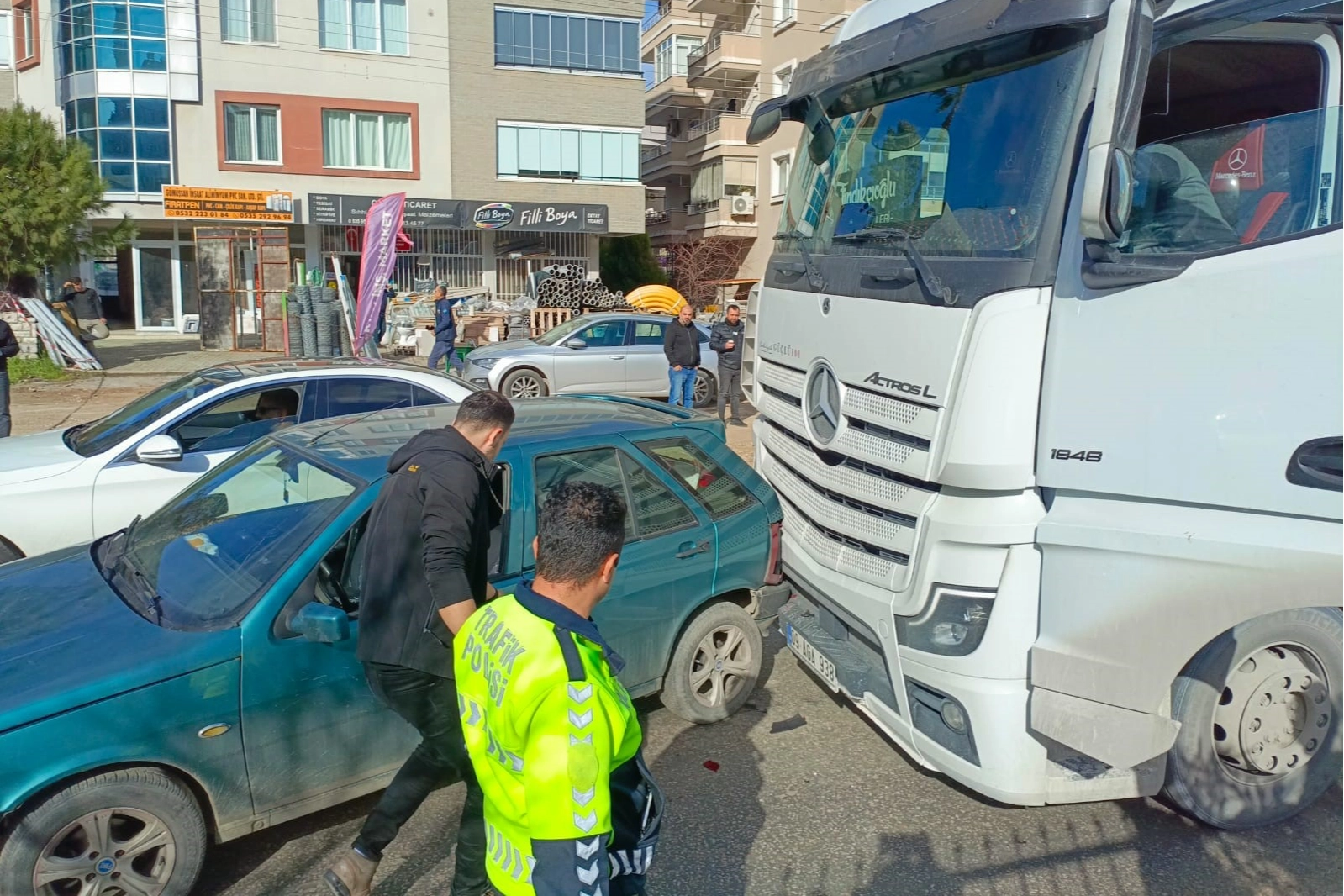 Muğla’da kaza: Otomobil ile tır çarpıştı haberinin görseli