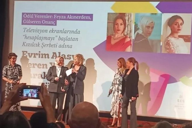 O ödüllerden biri de Kızılcık Şerbeti’ne  haberinin görseli