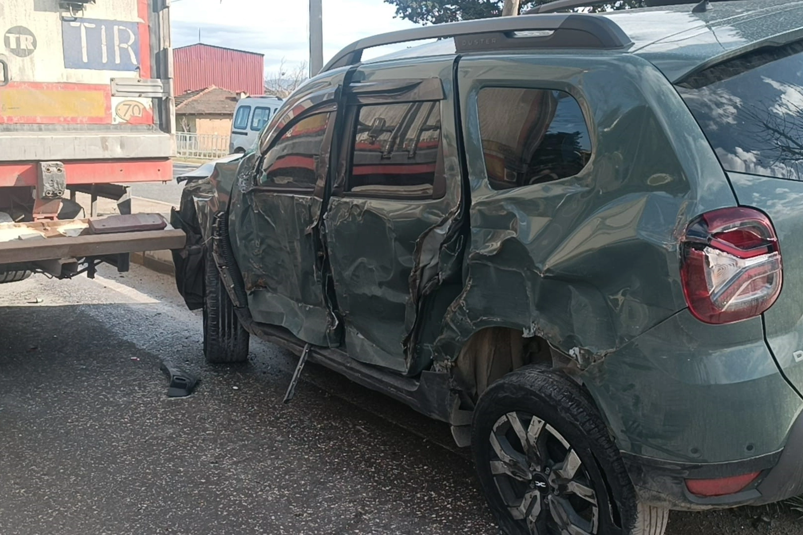 Sakarya’da feci kaza: Tır, otomobili metrelerce sürükledi haberinin görseli