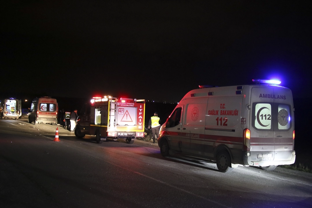 Uşak'ta işçi servisi ile otomobil çarpıştı: Çok sayıda yaralı var haberinin görseli