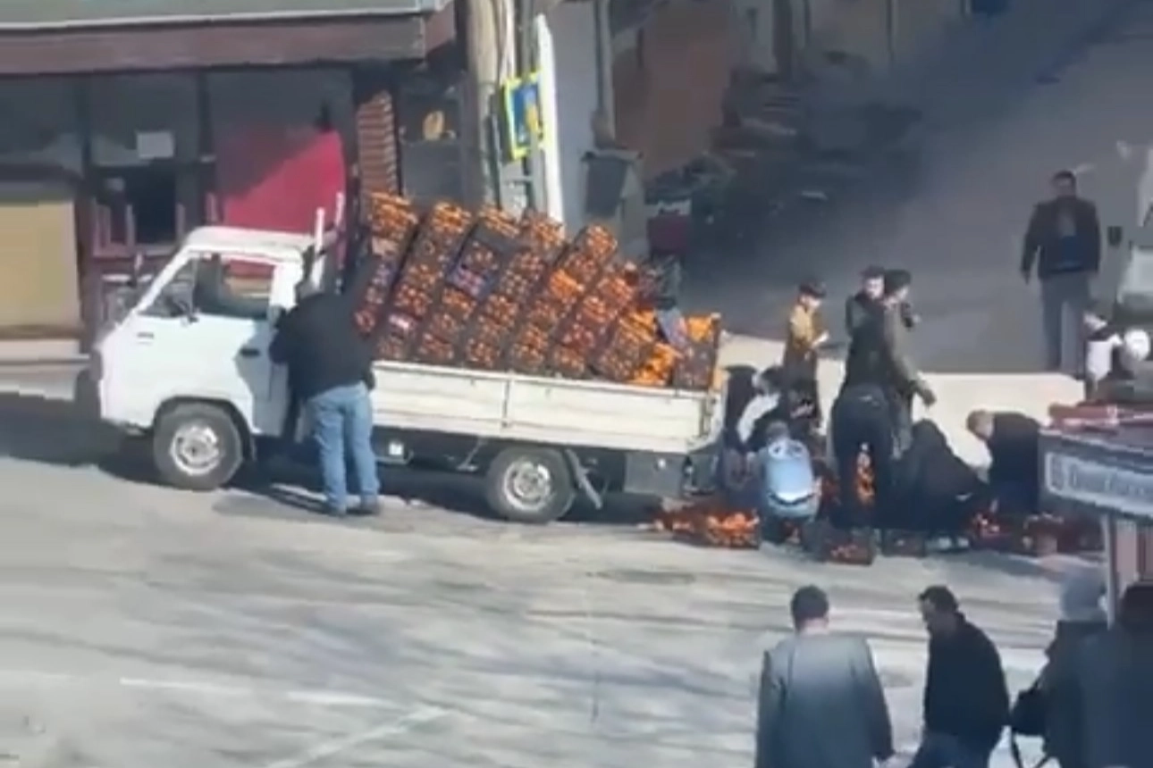 Bursalılardan örnek davranış: Kamyonetten dökülen mandalinalar için seferber oldular haberinin görseli