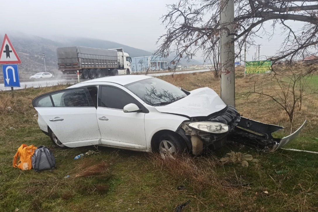 Afyonkarahisar'da kaza: Otomobil elektrik direğine çarptı