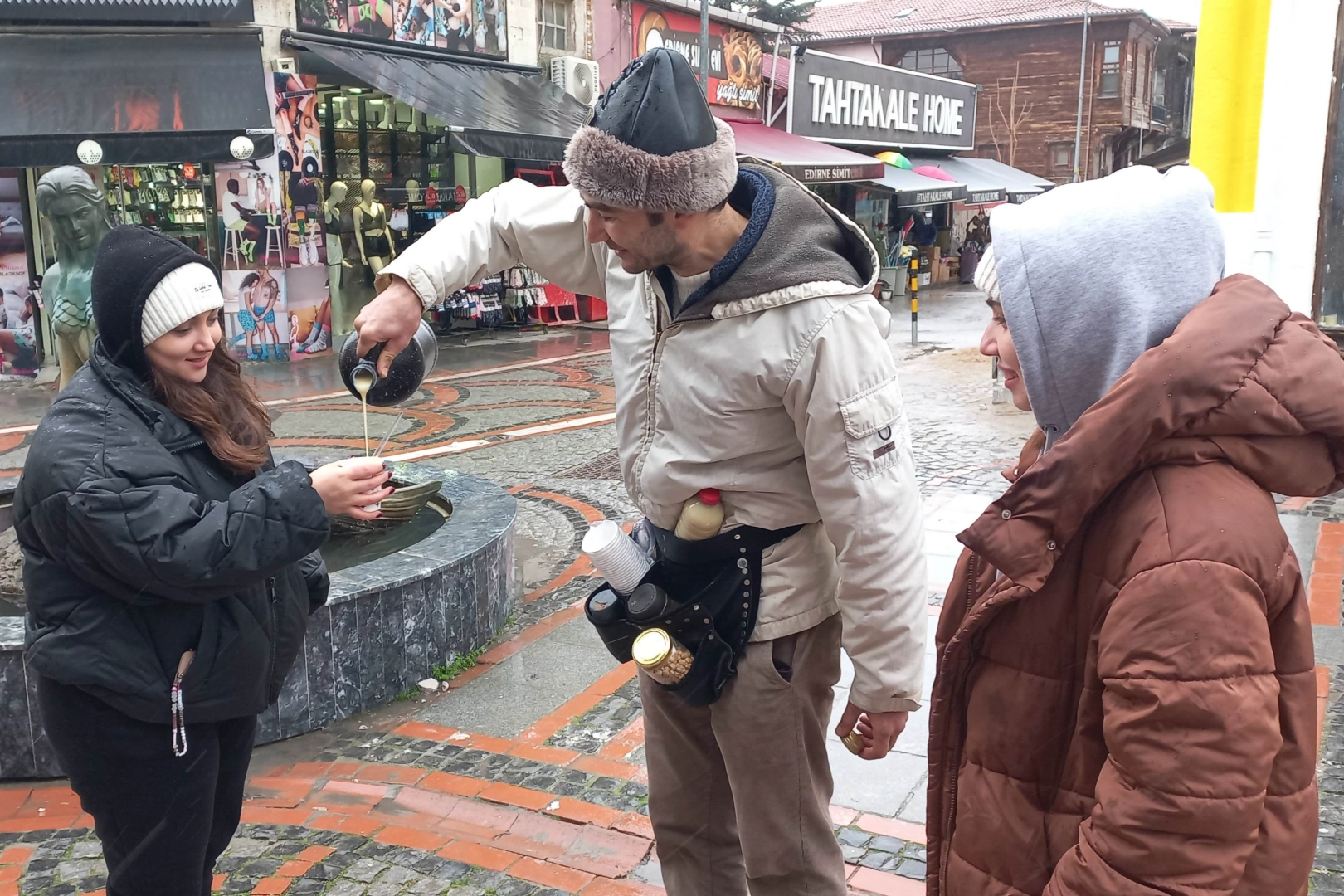 Üniversiteli seyyar bozacı Edirne'de dikkat çekiyor