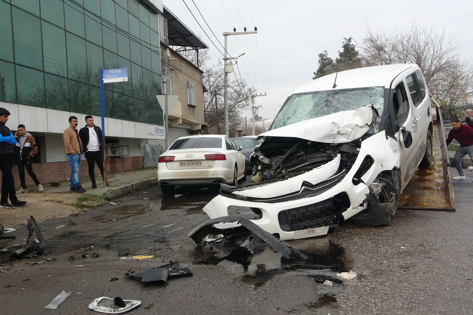 Diyarbakır’da feci kaza: 1 ölü, 3 ağır yaralı