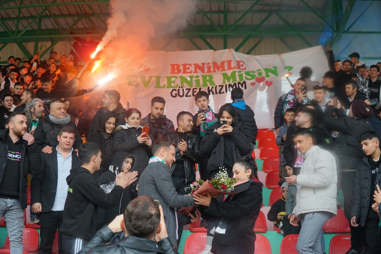 Isparta'da binlerce kişinin içinde evlilik teklifi