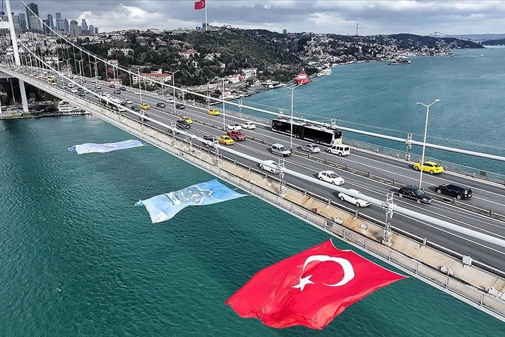 Alper Gezeravcı için boğaz köprüsüne Türk bayrağı asıldı