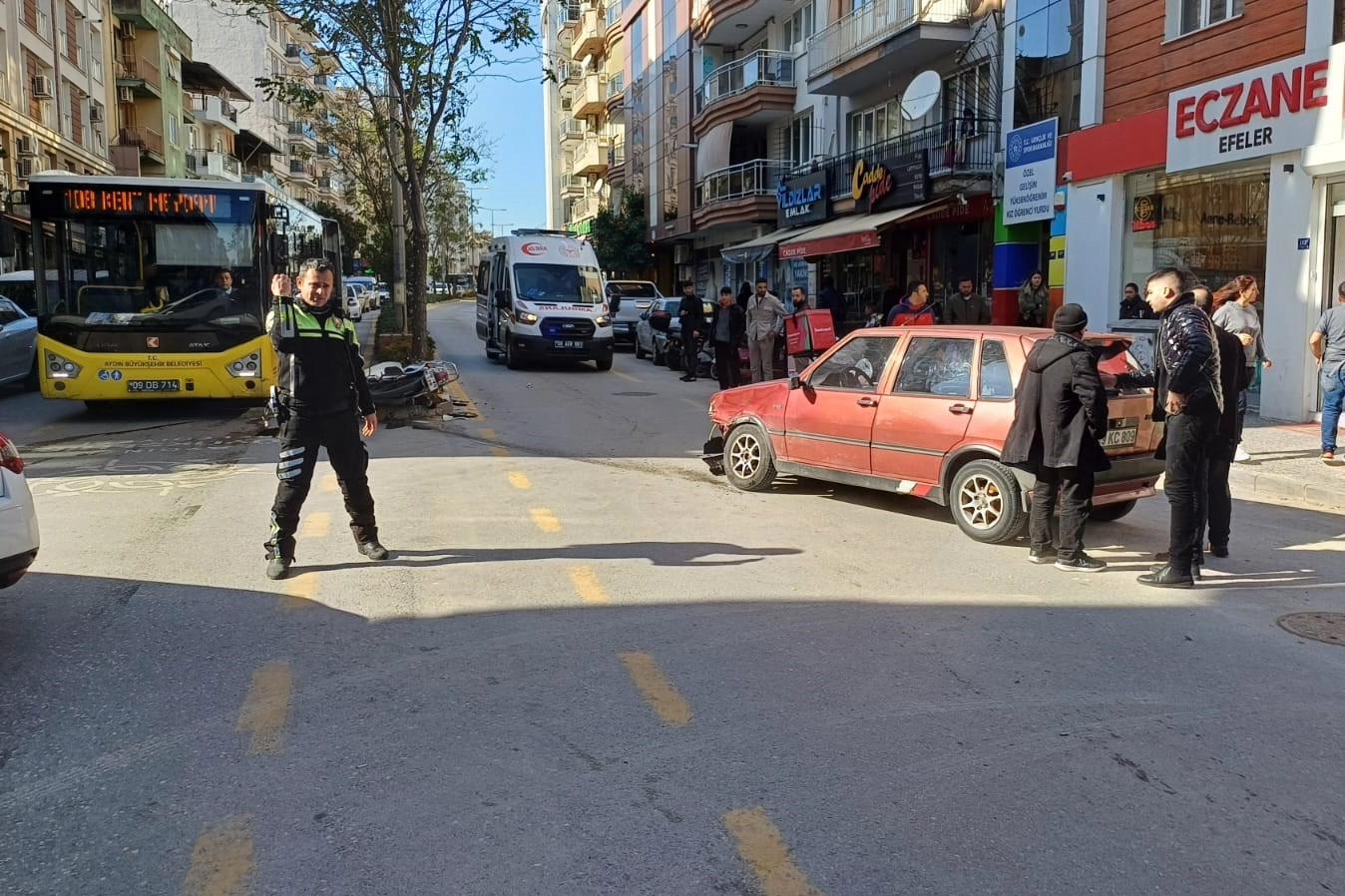 Aydın'da trafik kazası: Motosiklet ile otomobil çarpıştı